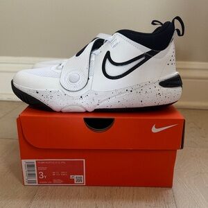 BRAND NEW NIKE KIDS Team Hustle D11 basketball shoes
Size 3Y